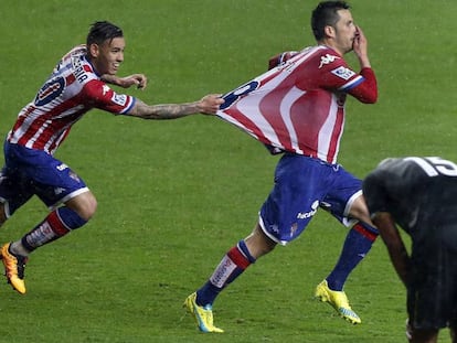 Isma L&oacute;pez celebra el gol del triunfo ante la desolaci&oacute;n de Nzonzi.