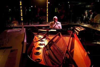 Omar Sosa, rodeado de copas, en el Festival Internacional de Jazz de Barcelona.