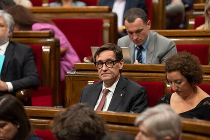 El líder del PSC, Salvador Illa, y Alicia Romero, portavoz socialista, en el debate celebrado en el Parlament este viernes.