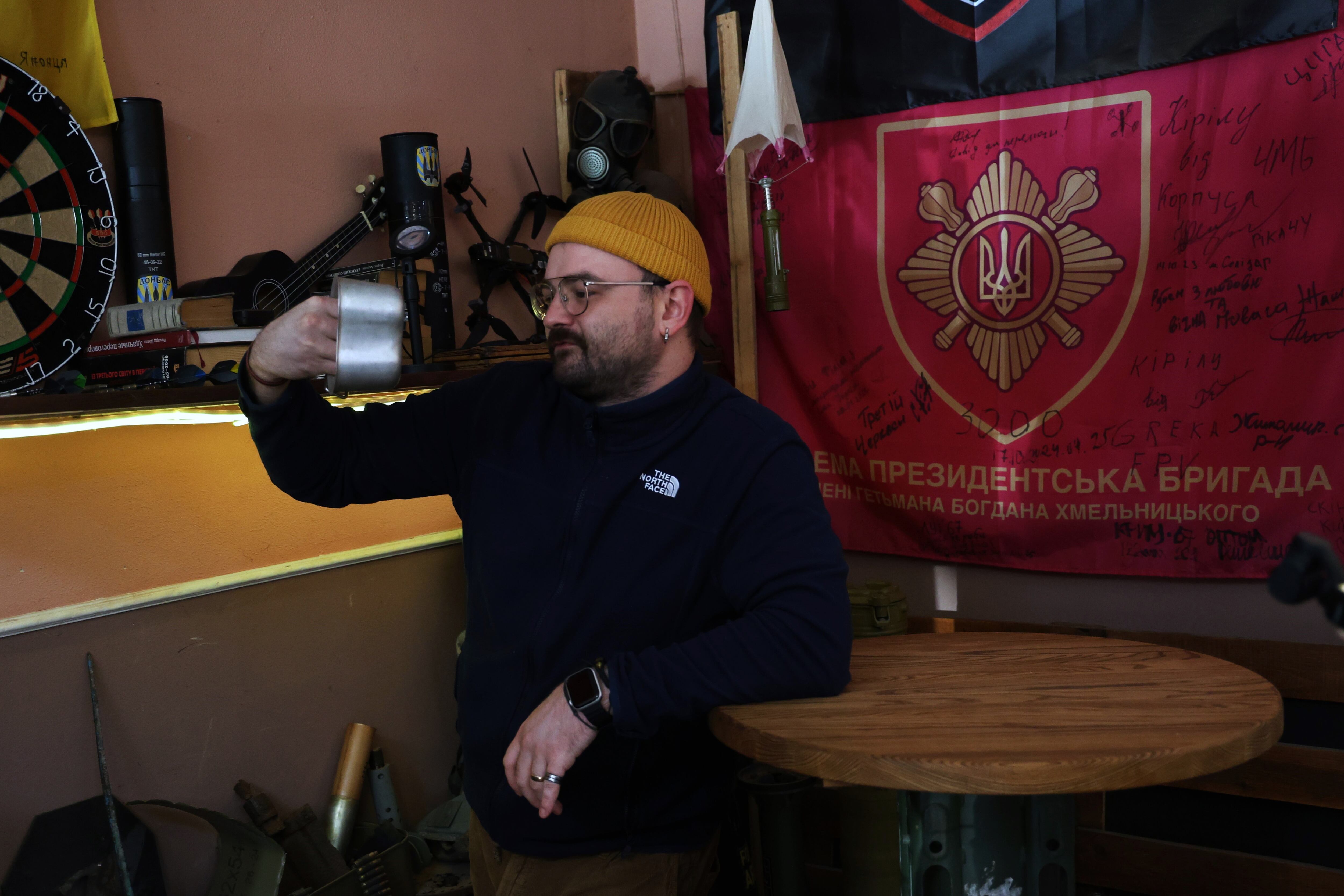 Kiril, de 31 años, en el local que regenta, que hace las veces de colmado y café al tiempo que improvisado museo de la guerra, en el pueblo de Myrne (Sloviansk).