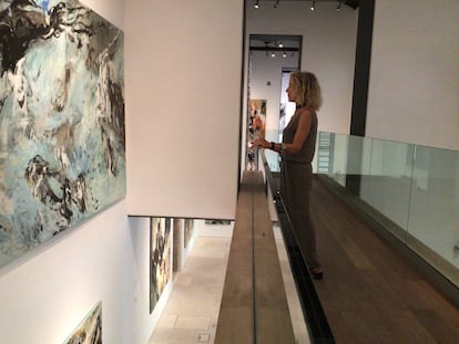 Carmen Álvarez-Coto contempla la exposición de su obra.