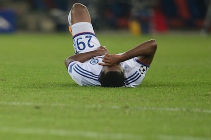 Samuel Eto'o se duele en el suelo tras una acción del partido.