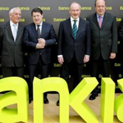 Los presidentes de siete entidades de ahorro (Caja Madrid, Bancaja, Caja Segovia, Caja Ávila, Caja Rioja, La Caja de Canarias y Caixa Laietana) firman la creación de Bankia. Nacía la cuarta entidad financiera de España.