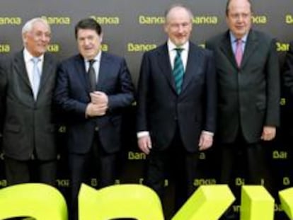 Los presidentes de siete entidades de ahorro (Caja Madrid, Bancaja, Caja Segovia, Caja Ávila, Caja Rioja, La Caja de Canarias y Caixa Laietana) firman la creación de Bankia. Nacía la cuarta entidad financiera de España.