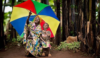 Una anciana y su nieto en Burundi, en 2013.
