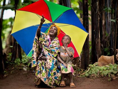 Una anciana y su nieto en Burundi, en 2013.