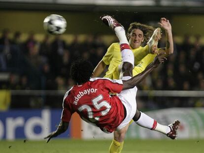 Adebayor remata de chilena ante Gonzalo y consigue el gol del Arsenal.