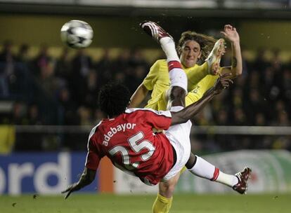 Adebayor remata de chilena ante Gonzalo y consigue el gol del Arsenal.