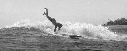 Duke Kahanamoku, el legendario surfero.