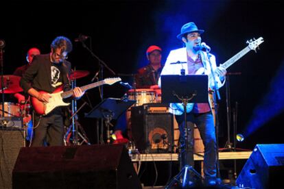 Alain Pérez, a la derecha,  ayer en la presentación del Festival de Latin Jazz en el Coliseum.