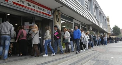 People standing in line outside the employment offices in Vallecas (Madrid).