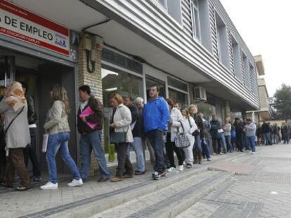 People standing in line outside the employment offices in Vallecas (Madrid).