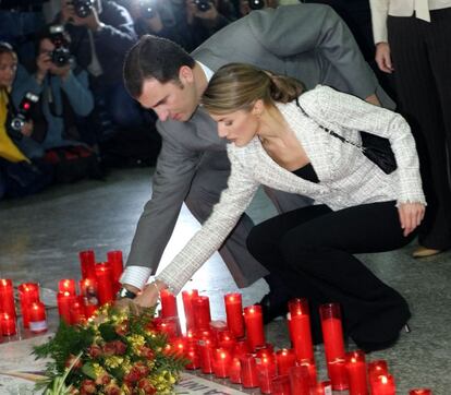 El príncipe Felipe con su prometida doña Letizia colocan una corona de flores en memoria de las víctimas del atentado del 11 de marzo en Atocha.