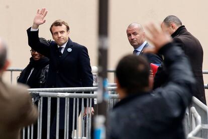 Emmanuel Macron chega à sede do Em Marcha!, nesta segunda-feira.