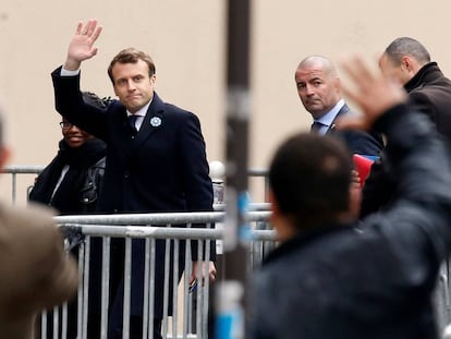 Emmanuel Macron chega à sede do Em Marcha!, nesta segunda-feira.