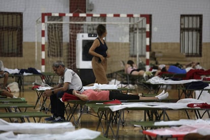 Vecinos de las localidades desalojadas por el incendio esperan a poder volver a sus casas en el pabellón municipal de La Bañeza (León)