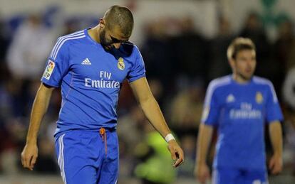 Real Madrid&rsquo;s Karim Benzema bows his head during the cup match at Ol&iacute;mpic de X&agrave;tiva. 