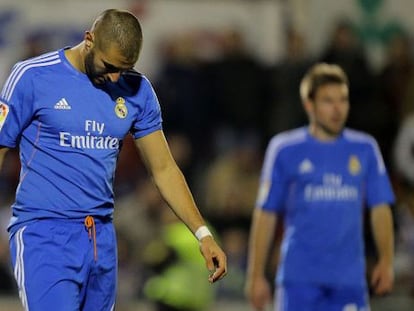 Real Madrid&rsquo;s Karim Benzema bows his head during the cup match at Ol&iacute;mpic de X&agrave;tiva. 