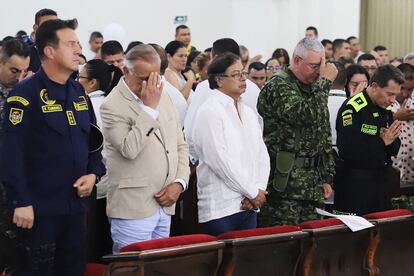 El presidente Gustavo Petro, asiste el martes al funeral de unos policías muertos en servicio por un ataque bomba, en Neiva (Colombia).