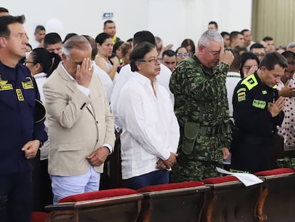 El presidente Gustavo Petro, asiste el martes al funeral de unos policías muertos en servicio por un ataque bomba, en Neiva (Colombia).