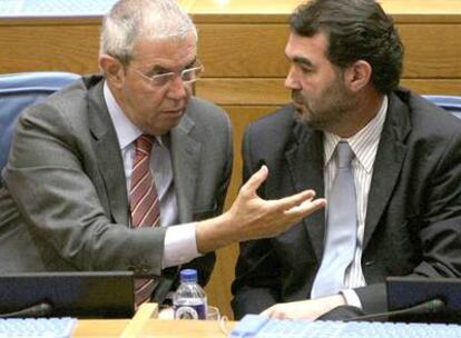 Emilio Pérez Touriño y Anxo Quintana, ayer en el pleno del Parlamento.