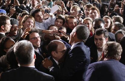 Obama saluda a los estudiantes del Instituto Shaker Heights de Cleveland, donde ha departido sobre economía y empleo.