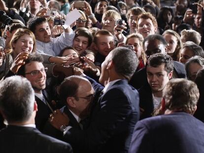 Obama saluda a los estudiantes del Instituto Shaker Heights de Cleveland, donde ha departido sobre economía y empleo.