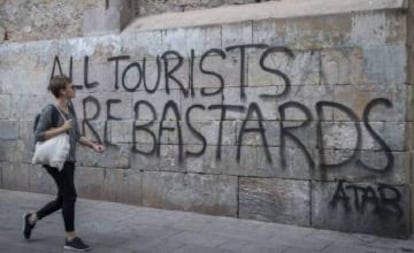 Pintades contra el turisme, a Gràcia.
