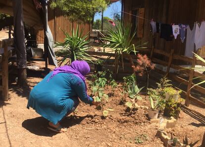 Hasna Khalil en el pequeño huerto que ha plantado en el campo de Lavrio