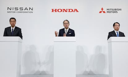 De izquierda a derecha, Makoto Uchida, presidente y consejero delegado de Nissan; Toshihiro Mibe, presidente de Honda y Takao Kato, presidente de Mitsubishi, en la rueda de prensa conjunta anunciando el inicio de las negociaciones para la fusión.