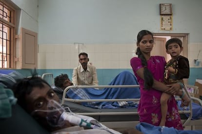 Suresh, Shivaratna y la niña Sri Nidhi, en el hospital.