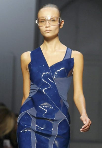 Una modelo luce una creacin pret-a-porter de Balenciaga para la temporada primavera-verano 2007.