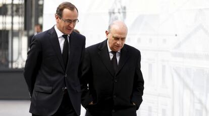 El ministro Fernández (derecha) junto al portavoz del PP, Alfonso Alonso, ayer en la capilla ardiente de Suárez.