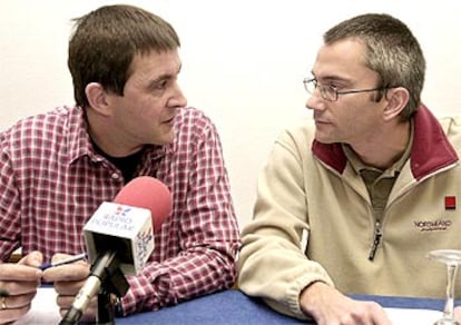 Arnaldo Otegi (izquierda) y Joseba Permach, ayer, antes de una rueda de prensa en San Sebastián.