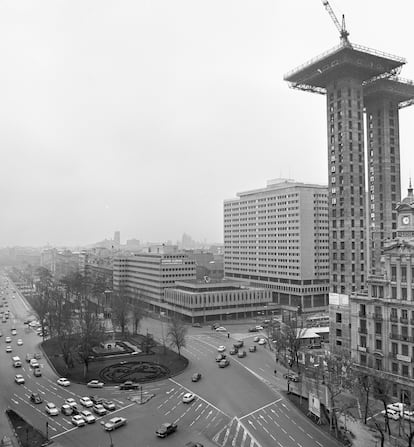 Las Torres Colon, a medio construir, en 1963.