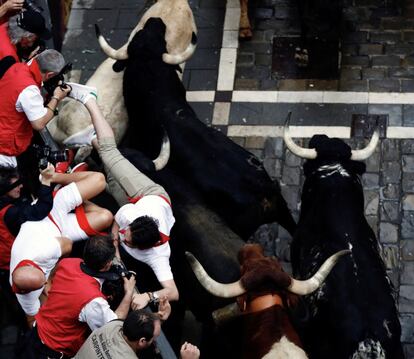 Los toros de la ganaderia salmantina de Puerto de San Lorenzo han protagonizado el primer encierro de estos Sanfermines 2018.