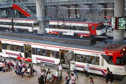 Trenes de Cercanías en la estación madrileña de Atocha.