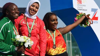 La deportista marroquí Soukaina Zakour, con la medalla de oro en el 21 Campeonato Africano de Atletismo celebrado estos días en Nigeria.  