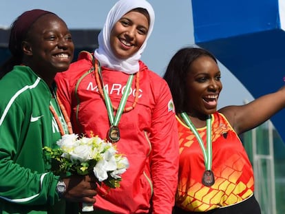 La deportista marroquí Soukaina Zakour, con la medalla de oro en el 21 Campeonato Africano de Atletismo celebrado estos días en Nigeria.  