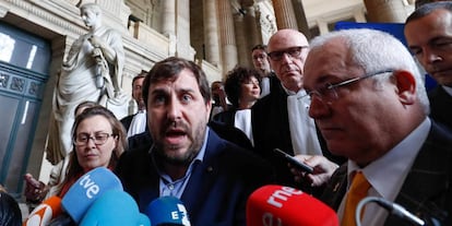 Los exconsejeros Lluis Puig, Antoni Comin y Meritxell Serret, tras conocer la decisión de la justicia belga. 