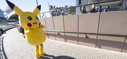 Una persona disfrazada de Pikachu, el popular personaje de la serie Pokemon. 