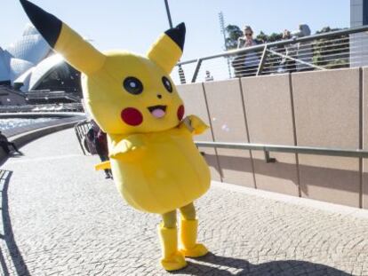 Una persona disfrazada de Pikachu, el popular personaje de la serie Pokemon. 