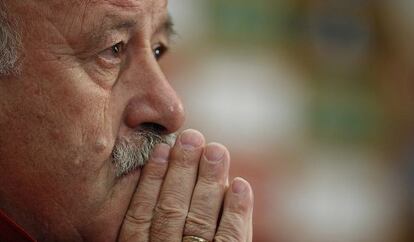 Vicente del Bosque ponders a question during a press conference. 