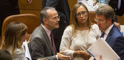 Feijóo (derecha) con varios conselleiros en el Parlamento