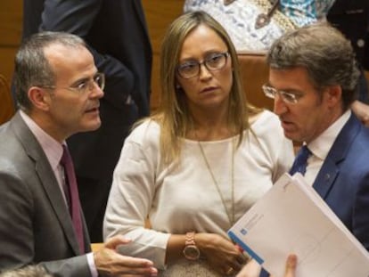 Feijóo (derecha) con varios conselleiros en el Parlamento