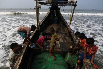 Los refugiados rohingya tripulan un barco de pesca en la Bahía de Bengala, cerca de Cox's Bazar (Bangladesh)