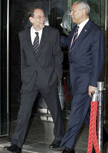 Javier Solana junto al secretario de Estado de EE UU, Colin Powell.