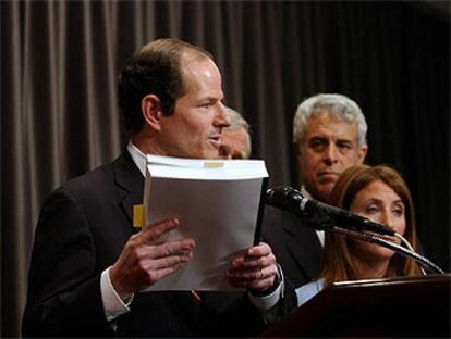 Spitzer, durante la presentación ayer de los resultados de la investigación sobre los bancos de inversiones.