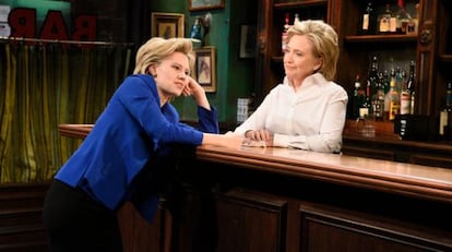 Hillary Clinton junto a su imitadora en 'SNL'.