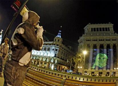 Iluminaciones <i>graffiteras </i>sobre el edificio del Instituto Cervantes, en la calle de Alcalá.